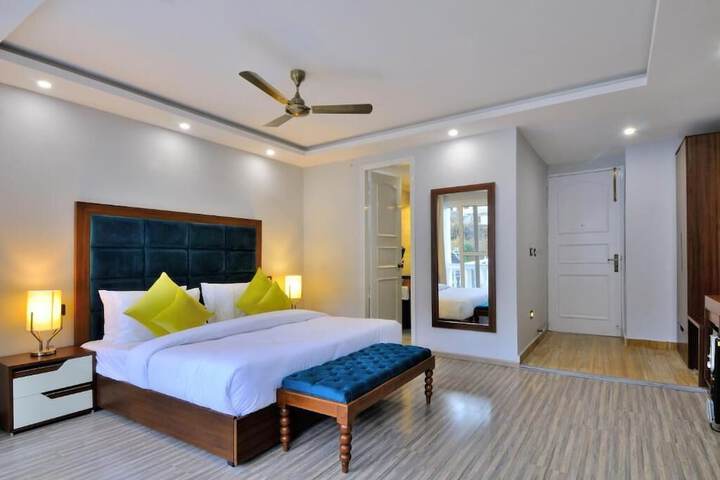 Room 5 of 10