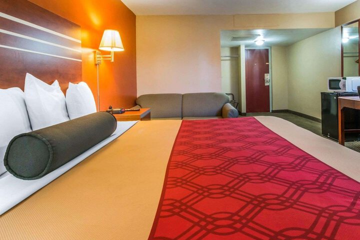 1 King Bed (6 of 8)
