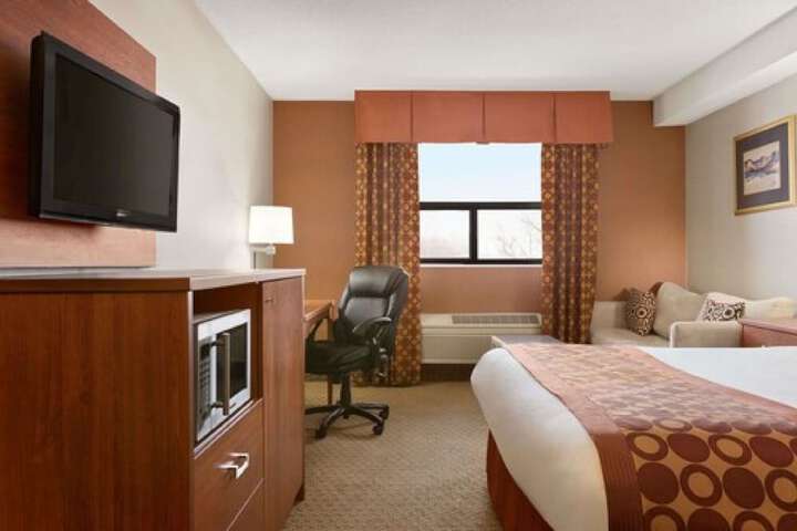 1 Queen Bed (3 of 17)