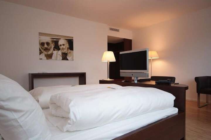 Room 6 of 42
