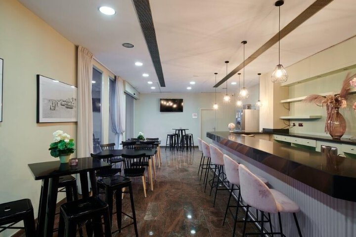 Lounge 136 of 186