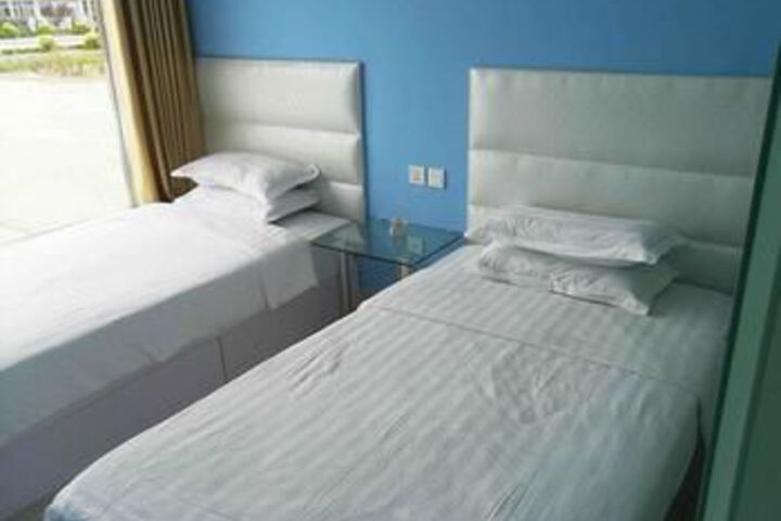 Room 6 of 8