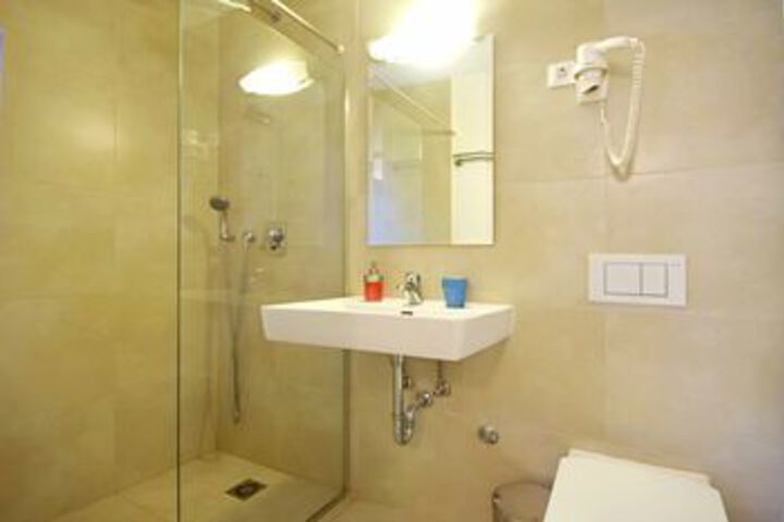 Room 2 of 32