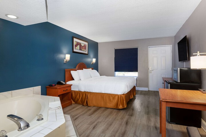 1 King Bed (14 of 19)
