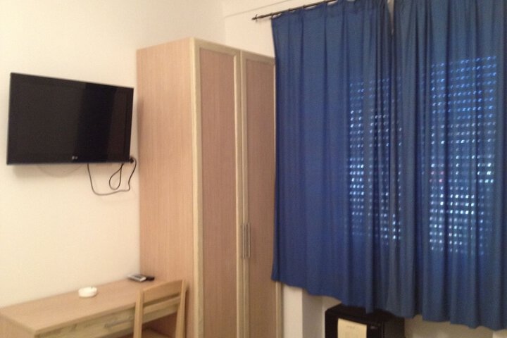 Room 12 of 25