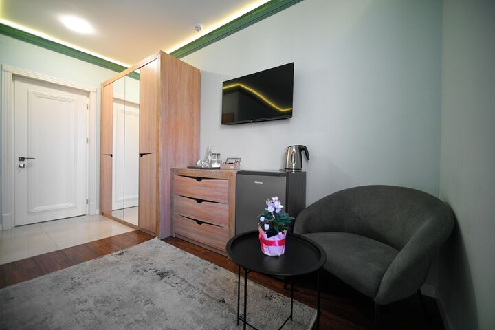 Room 8 of 33