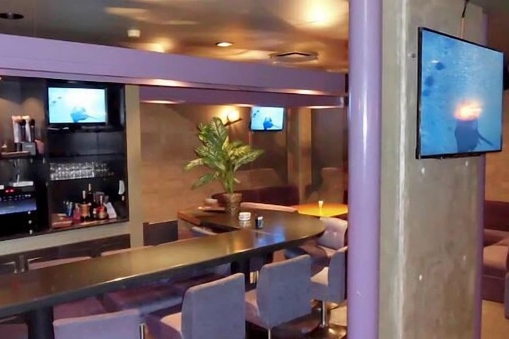 Lounge 24 of 27