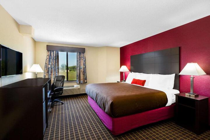1 King Bed (5 of 6)