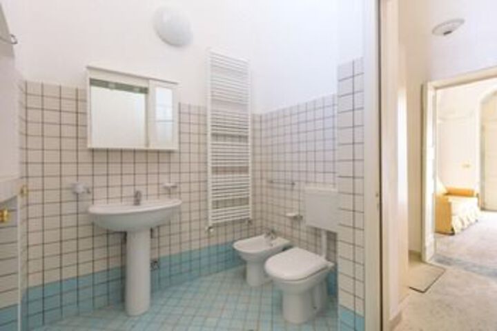 Room 4 of 34