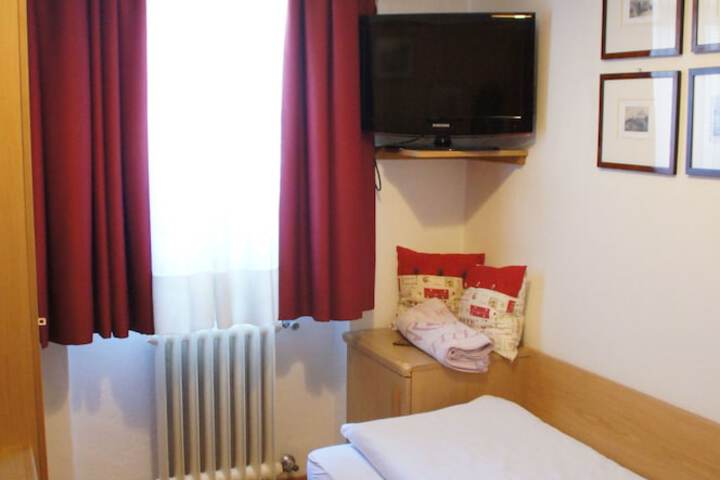 Room 2 of 66