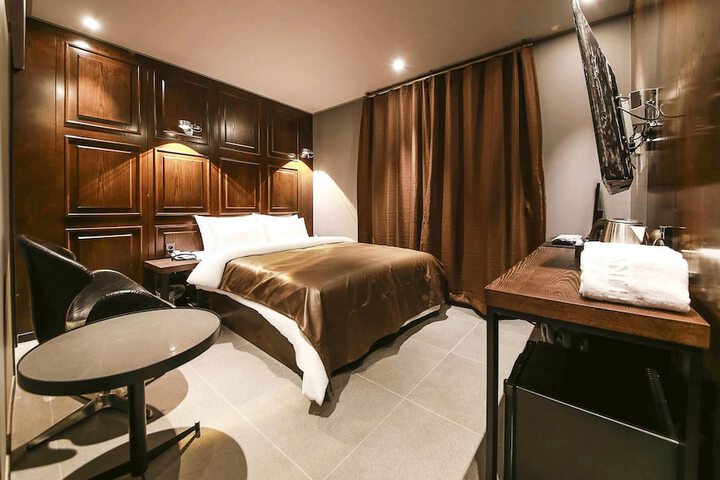 Room 9 of 25