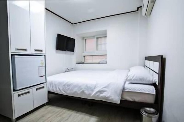 Room 14 of 42