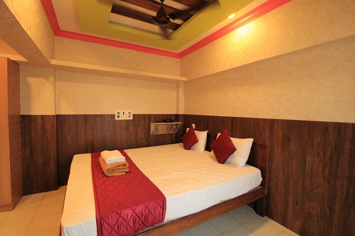 Room 8 of 12