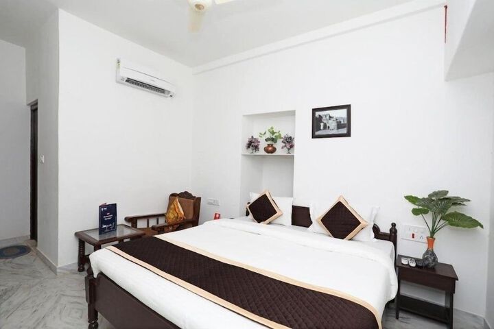 Room 4 of 12