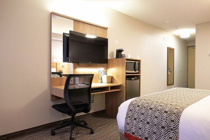 1 Queen Bed (23 of 50)