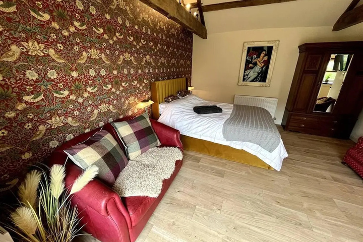Room 5 of 16