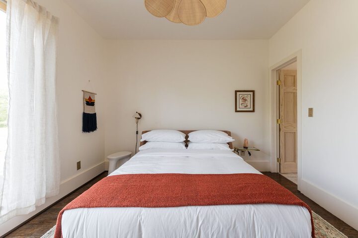 1 Queen Bed (3 of 38)