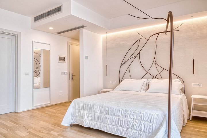 Room 6 of 16