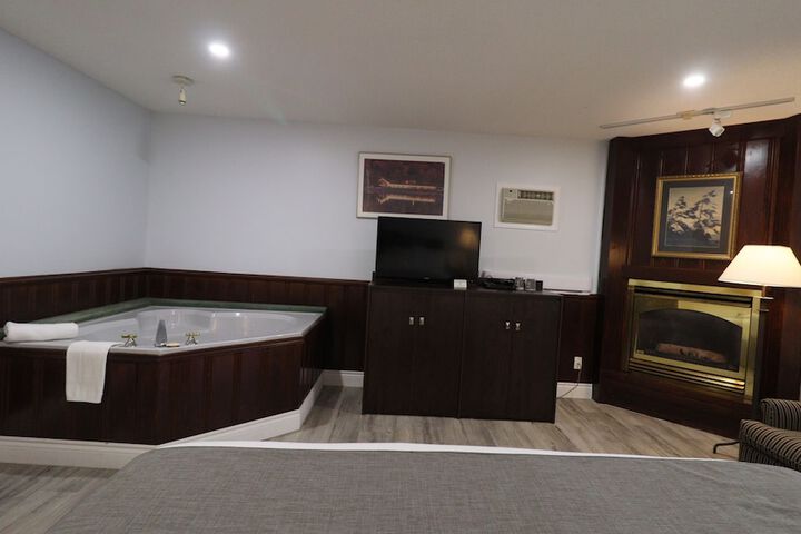 Junior Suite Queen Bed Lake View Sofa Jetted Tub (8 of 12)