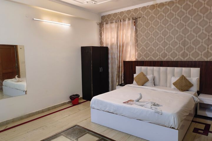Room 4 of 17