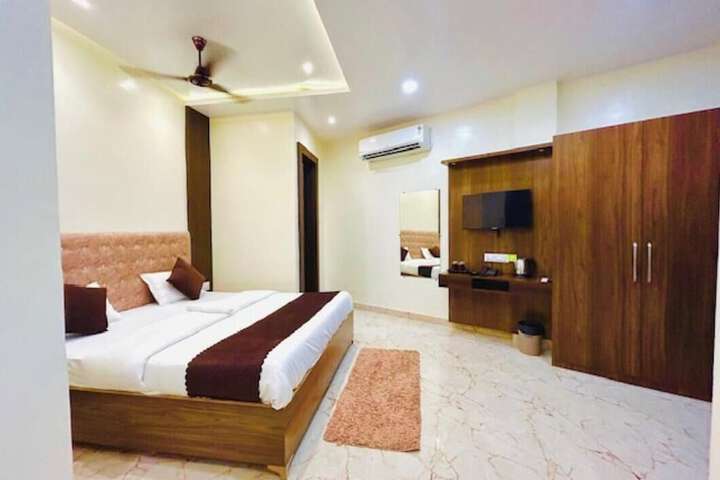 Room 8 of 14