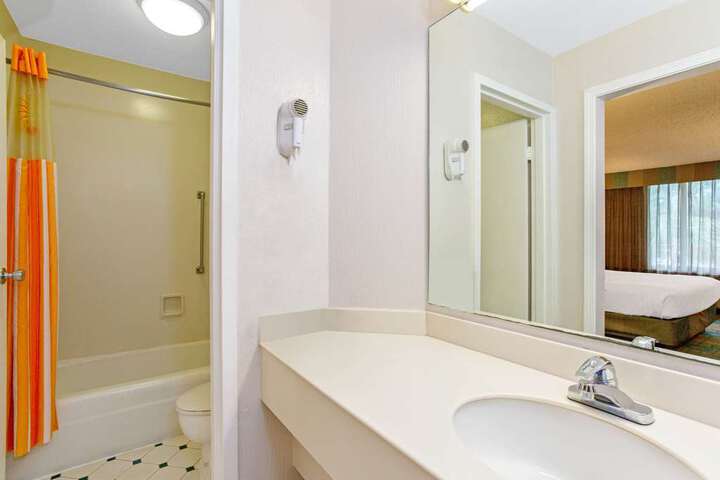 Guest room bath