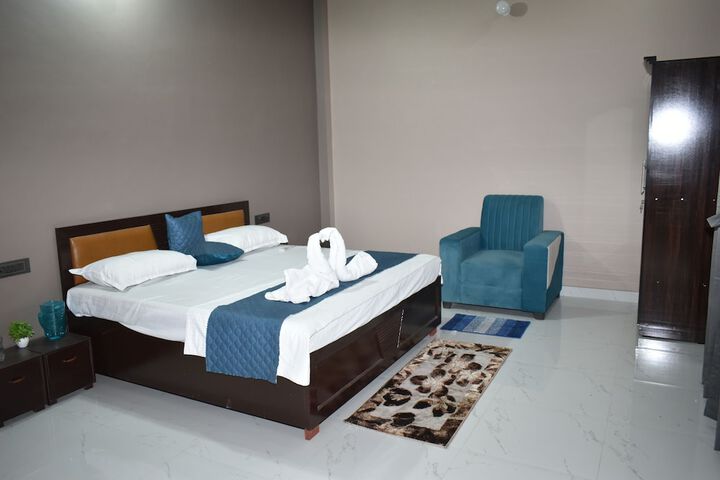Room 4 of 13