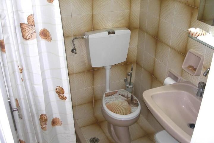 Room 12 of 25