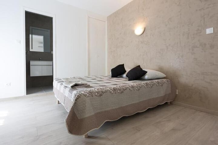 Room 4 of 32