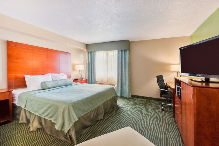 1 Queen Bed Mobility Accessible (2 of 14)