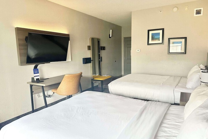 2 Queen Beds (3 of 15)