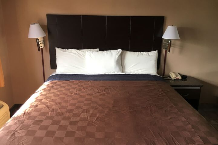 1 Queen Bed (15 of 15)