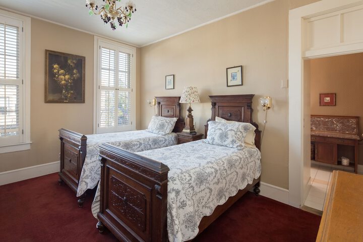 Room 4 of 18