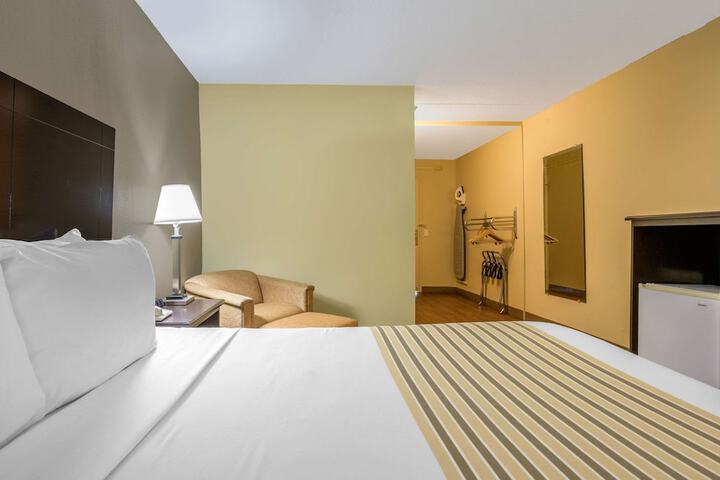 1 Queen Bed Accessible (10 of 15)