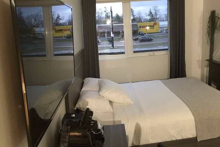 1 Queen Bed (1 of 20)