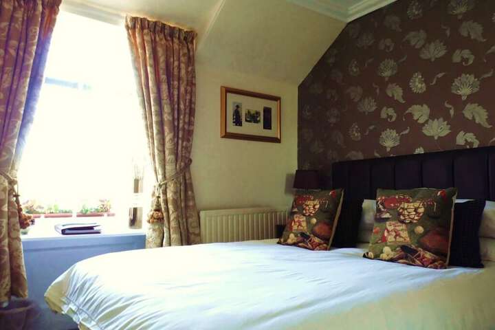 Room 7 of 12