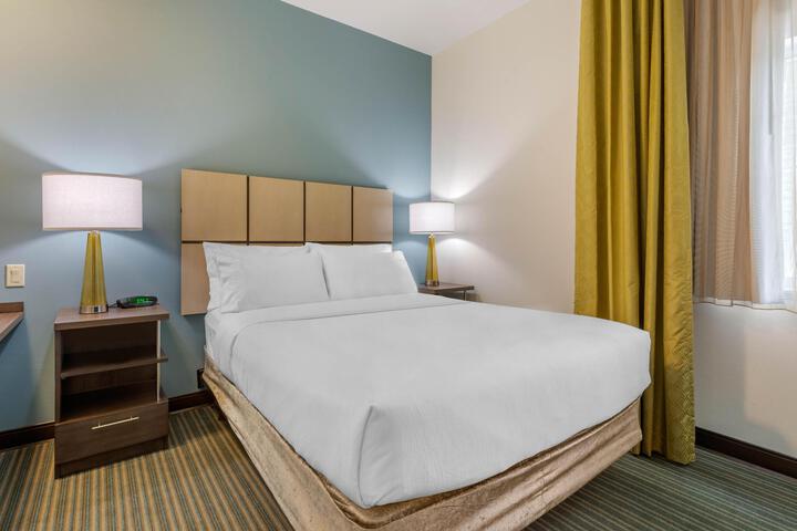 Studio Suite Queen Bed (5 of 8)