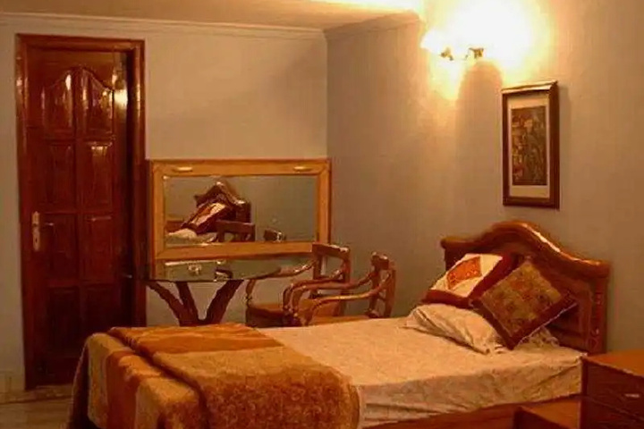 Room 4 of 10