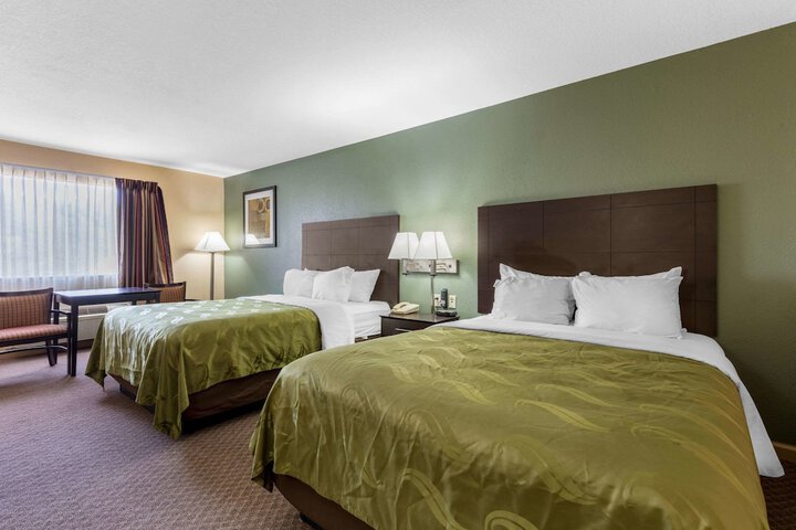 2 Queen Beds (2 of 7)