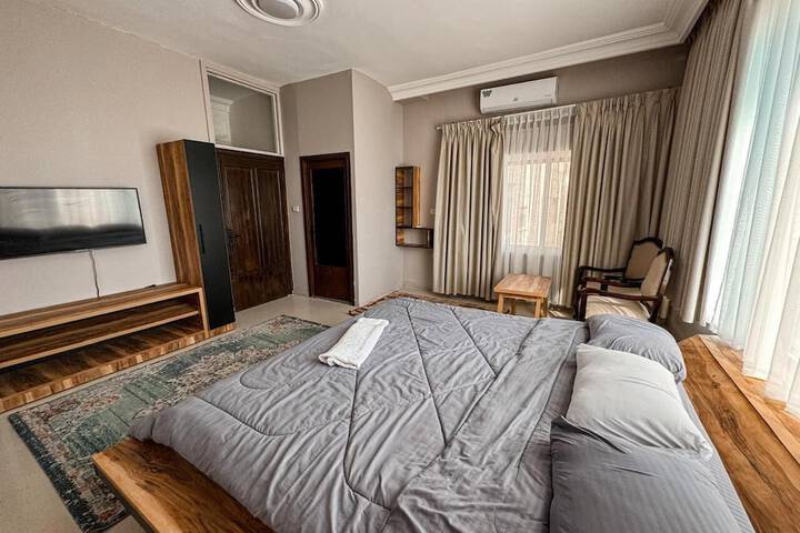 Room 7 of 32