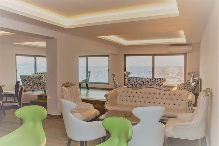Lounge 18 of 37
