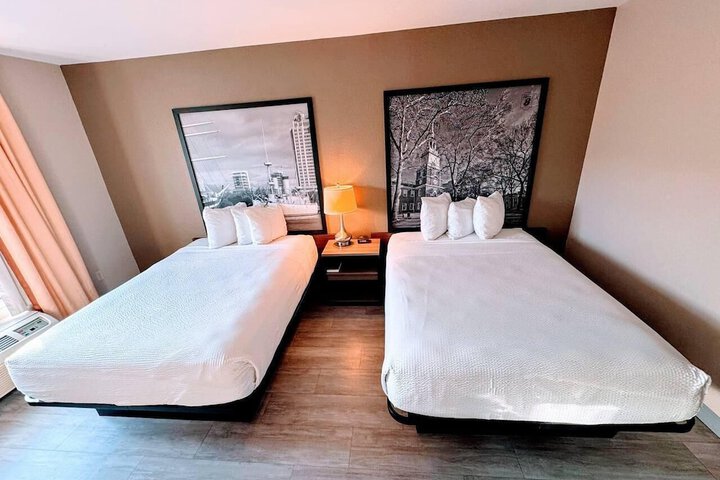 2 Queen Beds (11 of 12)