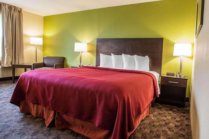1 King Bed (5 of 10)
