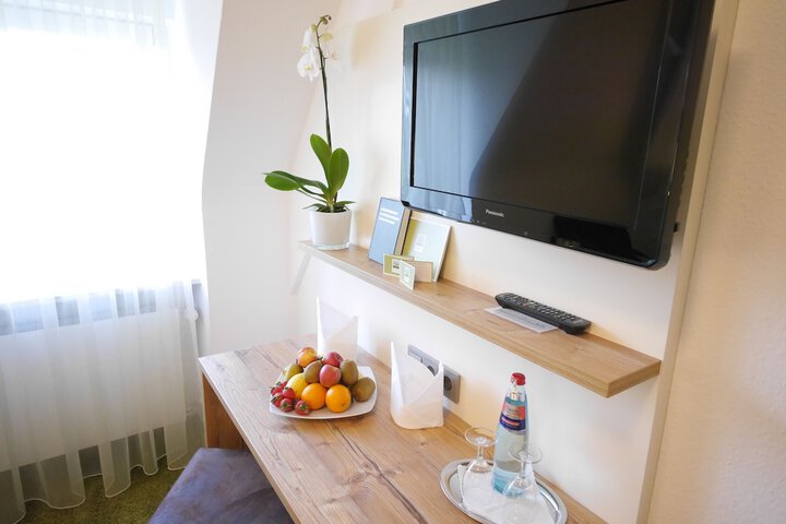 Room 2 of 65