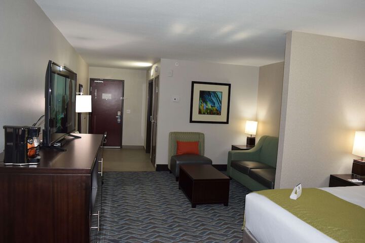 Accessible 1 King Mobility Accessible Communication Assistance Roll in Shower Microwave and Refrigerator WiFi Full Breakfast (2 of 12)
