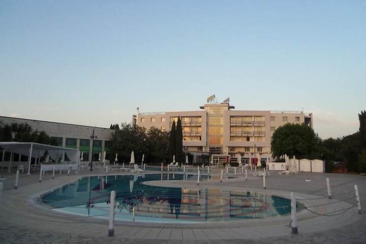 Hotel Exterior 40 of 43