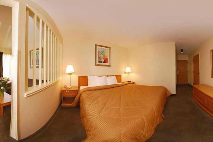 1 King Bed (2 of 3)