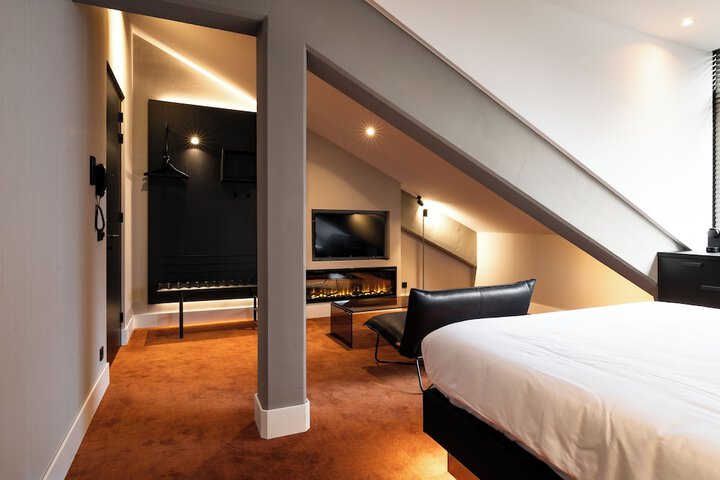 Room 9 of 42