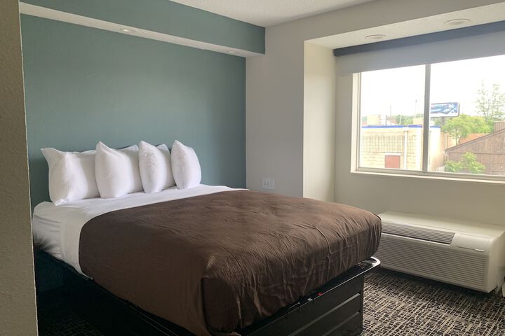 1 Queen Bed (6 of 7)
