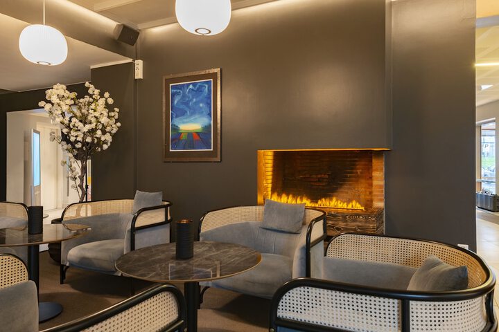 Lounge 53 of 66